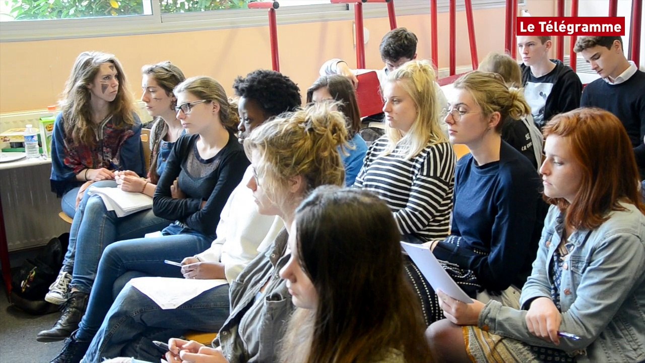 Atelier d'écriture. Émily Loizeau à la rencontre des lycéens à Lannion