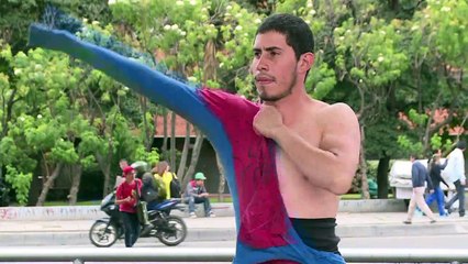 "Spiderman" tisse sa toile en Colombie, dans le ciel de Bogota