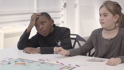 Des enfants jouent à un Monopoly aux règles injustes