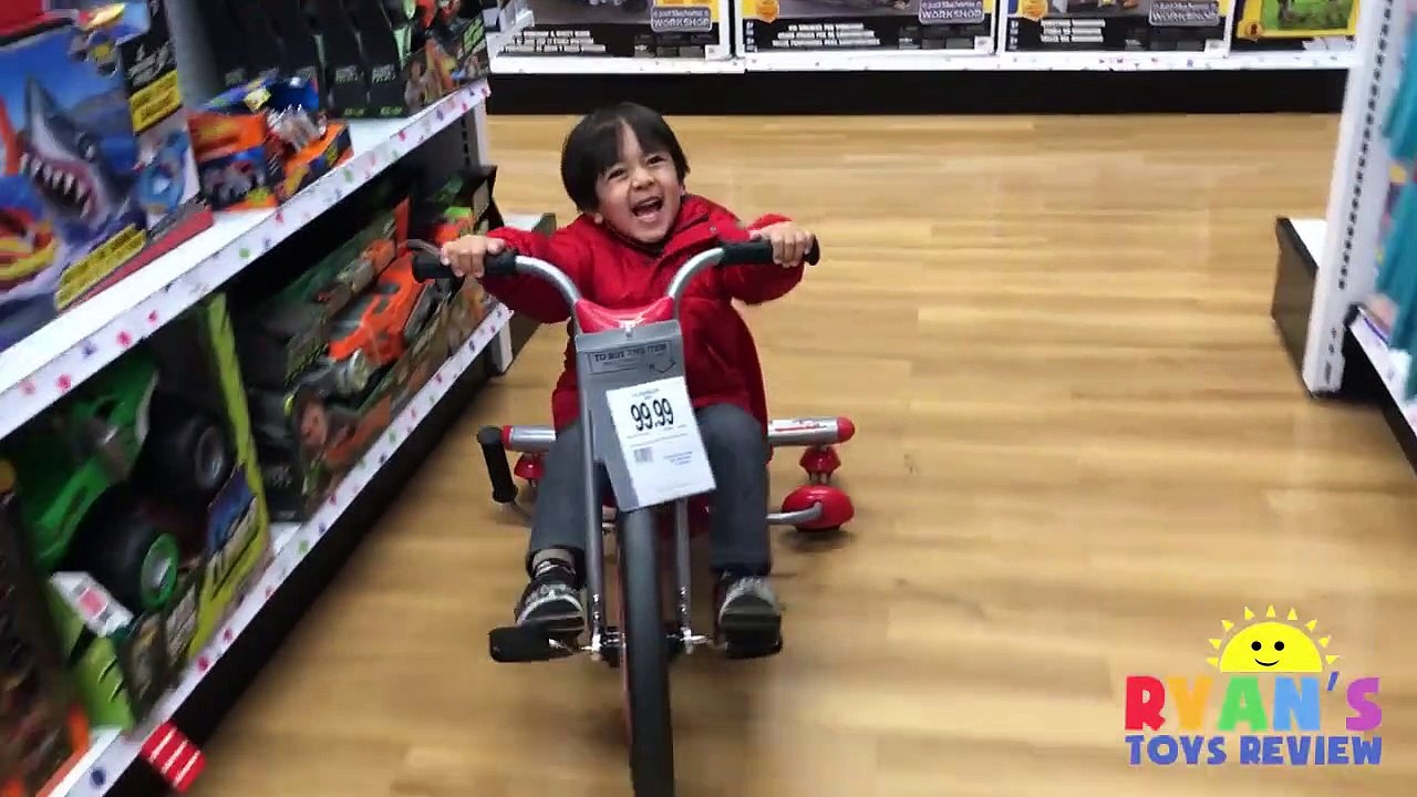 TOYS HUNT at Toys R Us Ryan ToysReview! Giant Life Size Dinosaur kids toy store! Family Fun Trip-WFavtg