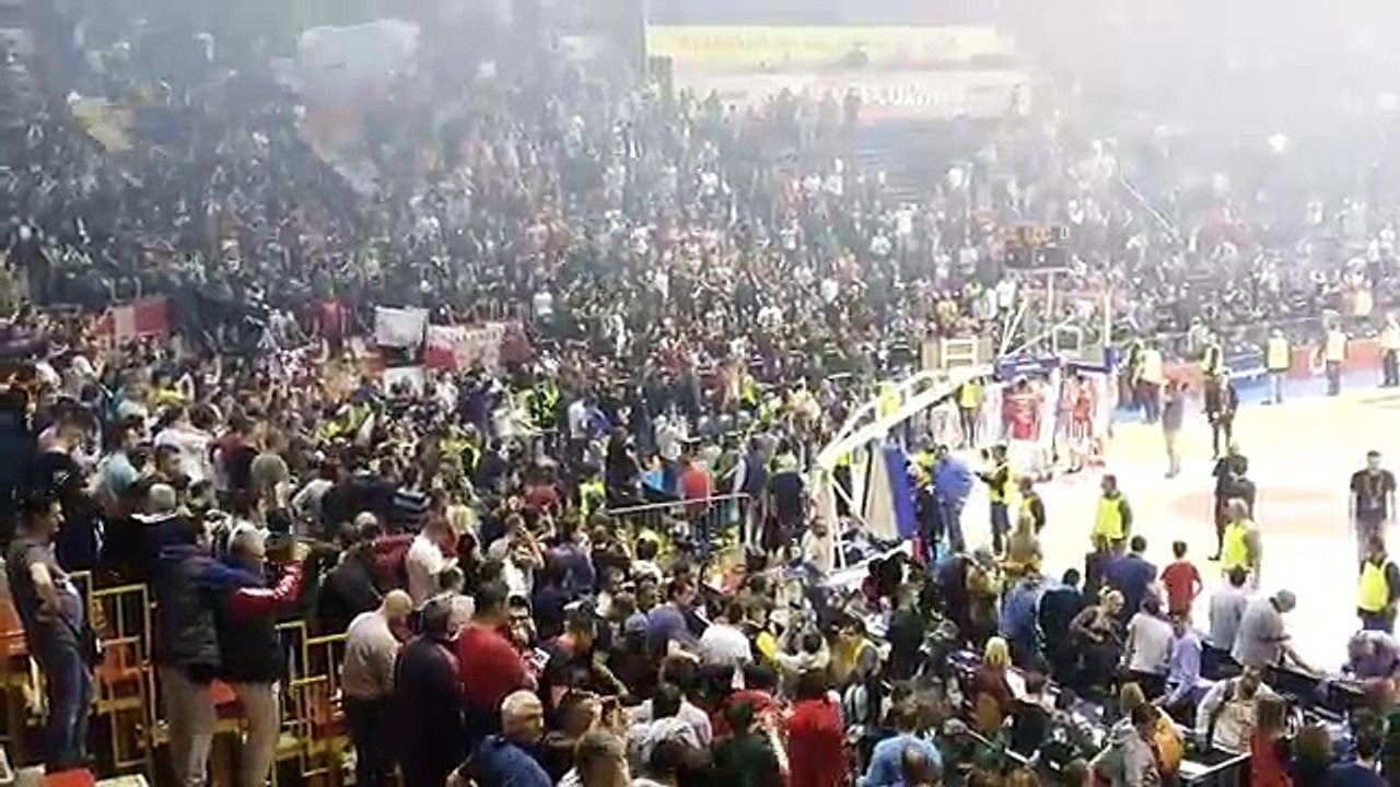 Delije slave sa igracima / Crvena zvezda - partizan 85:74