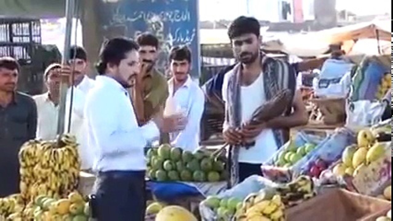 Pakistani reporter from Jehlam raped by funny fruit seller....great presence of mind
