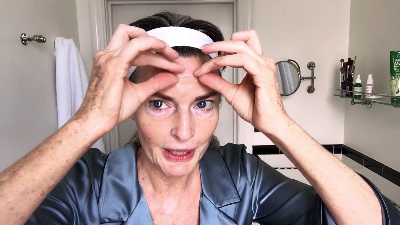Watch This ’80s Supermodel’s Spectacular Age-Defying Beauty Routine | Beauty Secrets | Vogue