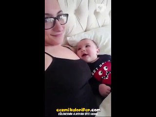 Annesini Hayran Hayran İzleyen Bebek