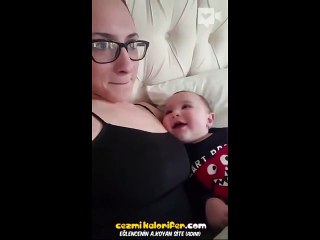 Annesini Hayran Hayran İzleyen Bebek