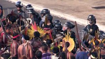 Indígenas brasileños chocan con la policía frente al Congreso