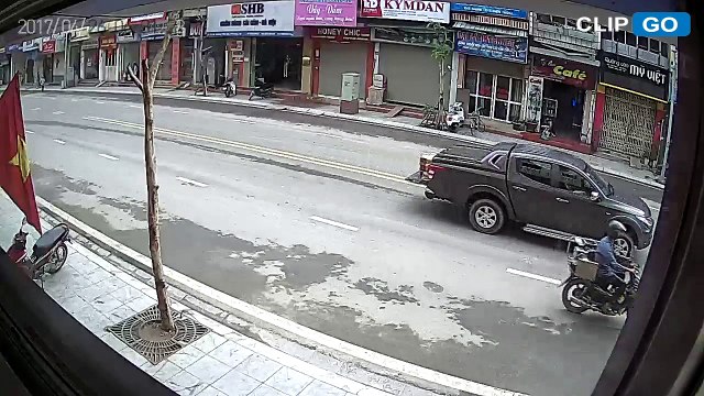 Tài xế taxi ngủ gật, lấn làn ngược chiều, suýt tông ba mẹ con