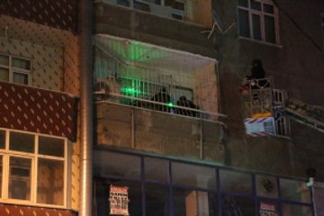 Sultangazi'deki Yürüyüş Dergisi'ne Operasyon! Özel Tim İçeriye İtfaiye Yardımıyla Girdi