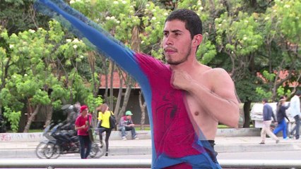 "Spiderman" tisse sa toile en Colombie, dans le ciel de Bogota