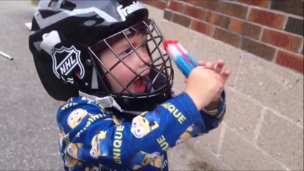 Essaie de manger ta glace sans enlever ton casque... Pas facile!