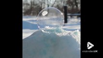 Une bulle de savon gèle instantanément - Timelapse magnifique