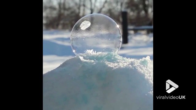Une bulle de savon gèle instantanément - Timelapse magnifique
