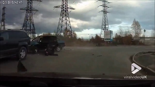 Ejecté de sa voiture dans un accident violent à un carrefour!