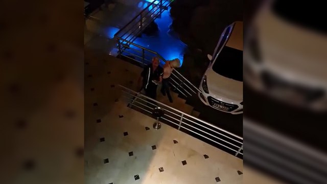 Un couple de retraités ivre tente de descendre un escalier