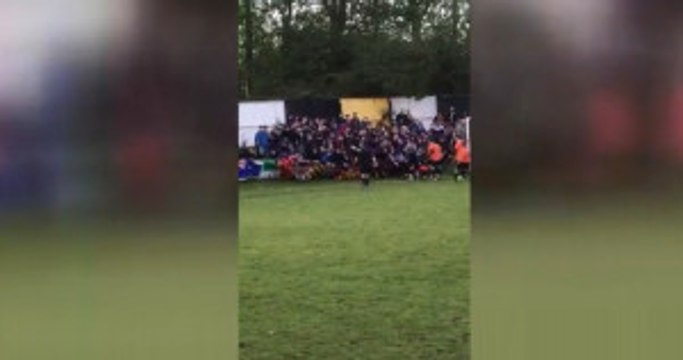 Reklam Panosu Futbolcuların Üstüne Devrildi