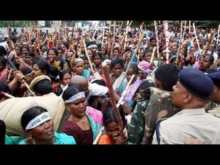 Скачать видео: Mob chops man's hand for looting bank in Bihar