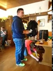 Homem tenta abrir um barril de cerveja à martelada numa taberna!