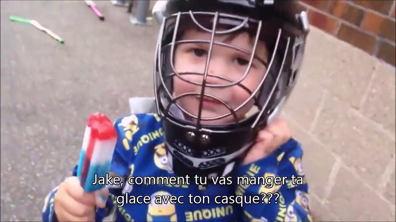 Il essaye de manger sa glace avec son casque ! réaction surprenante