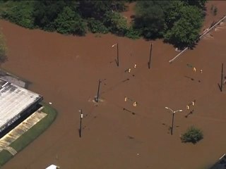 যুক্তরাষ্ট্রে ভারী বৃষ্টিপাতে পানিবন্দি হাজার হাজার বাসিন্দা