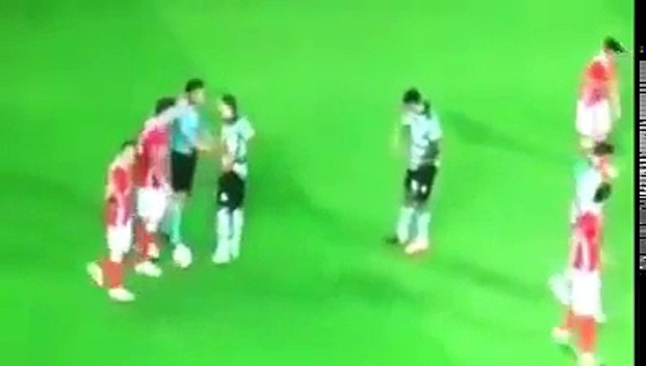 Lindelöf mudou a bola de sítio 6 vezes mas bateu no livre no sitio exacto da falta