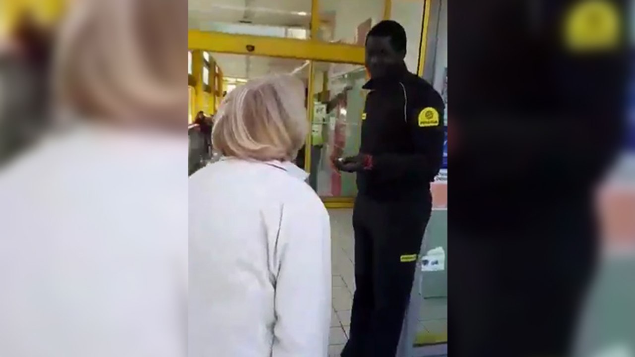 Une dame raciste insulte un vigile