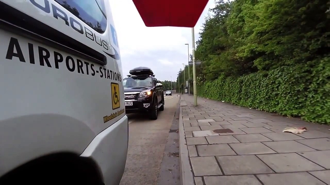 Ce chauffeur de taxi à faillit écraser ces cyclistes