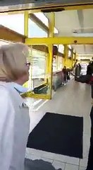 Une vieille dame raciste s'énerve contre un vigile de supermarché à Grenoble