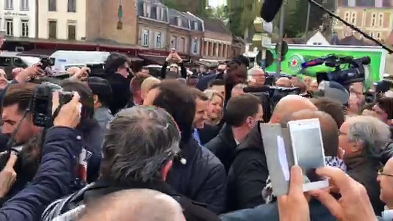 Macron quai Bélu à Amiens avant sa visite chez Whirlpool