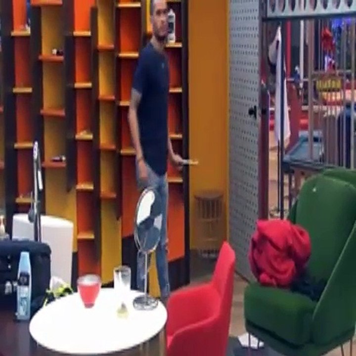 Miguel seca una prenda con una bolsa de basura y un secador / Gran Hermano 17