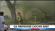Un pompier sauve un enfant jeté par la fenêtre d'un immeuble en flammes