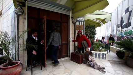 Artista Banksy inaugura su hotel frente a muro en Cisjordania