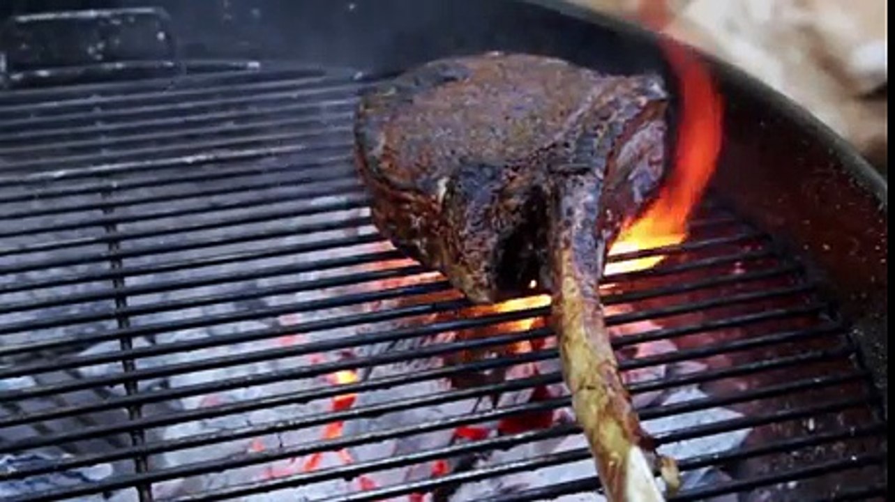 FOOD-PORN-A-beautifully-reverse-seared-tomahawk-steak