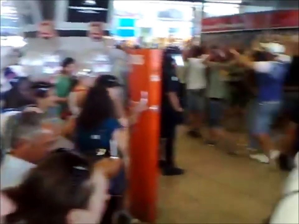 Mob Napoli fans at Roma train station 2008