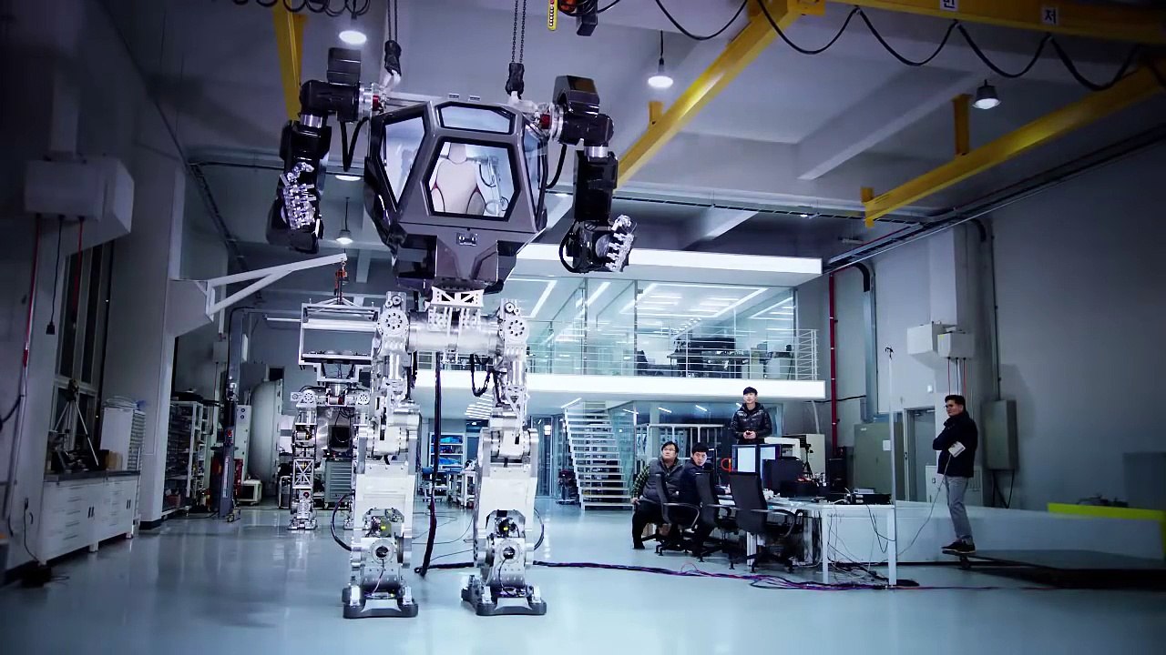 Amazon'un Patronu Dev Robotlarla Eğleniyor!