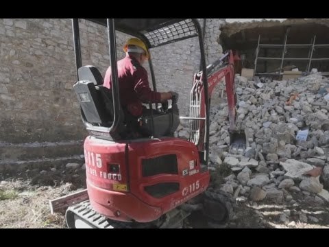 Abeto di Preci (PG) - Terremoto, rimozione macerie da chiesa San Martino (17.03.17)