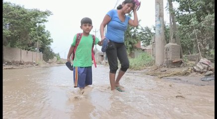 Entre desolación y tristeza peruanos luchan por recuperarse de inundaciones