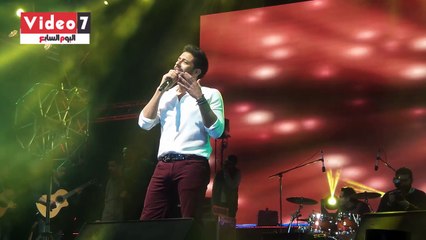 حماقى يغنى "وافتكرت" لايف