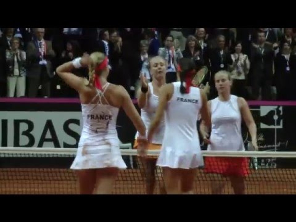 Team France celebrates reaching Fed Cup Final!