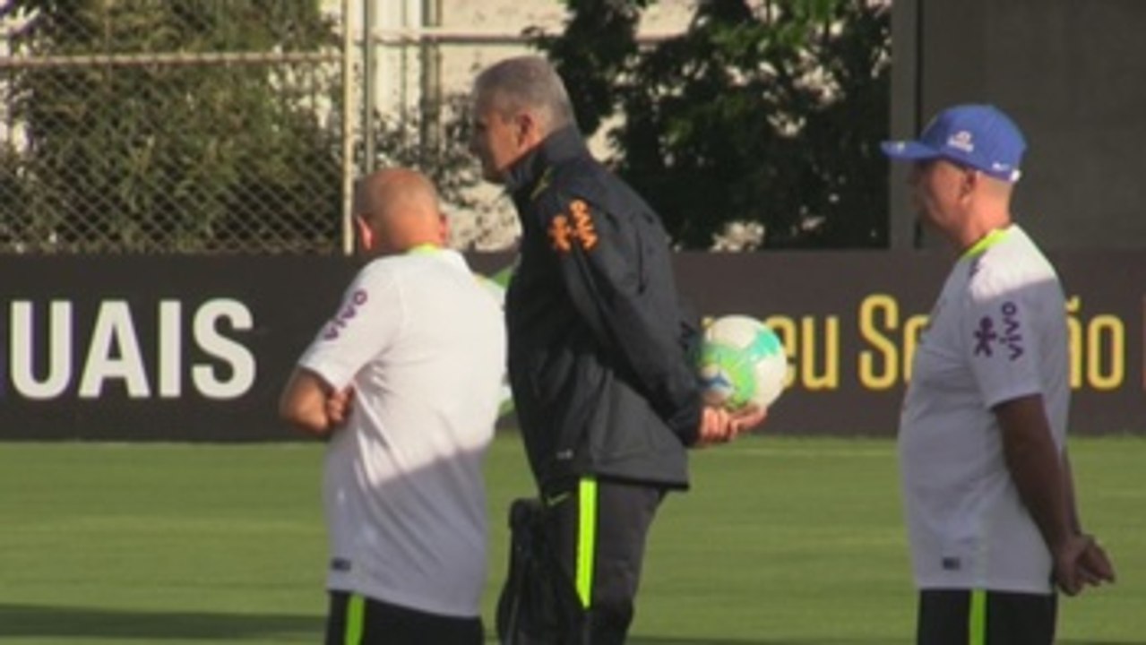 La selección de fútbol de Brasil se prepara para enfrentarse a Uruguay