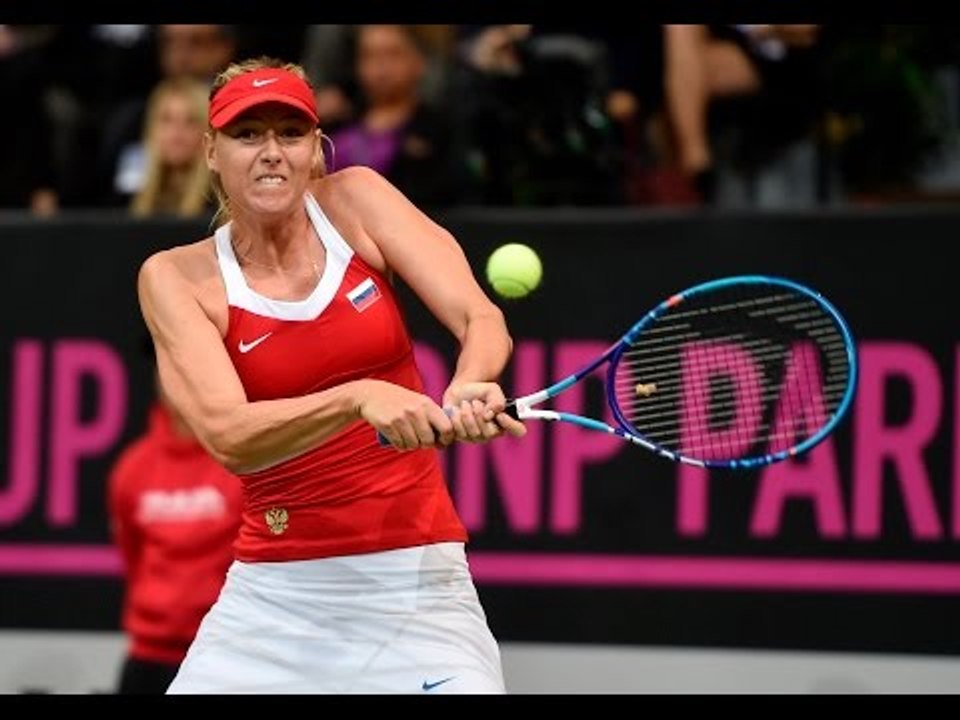 Maria Sharapova wins the second set
