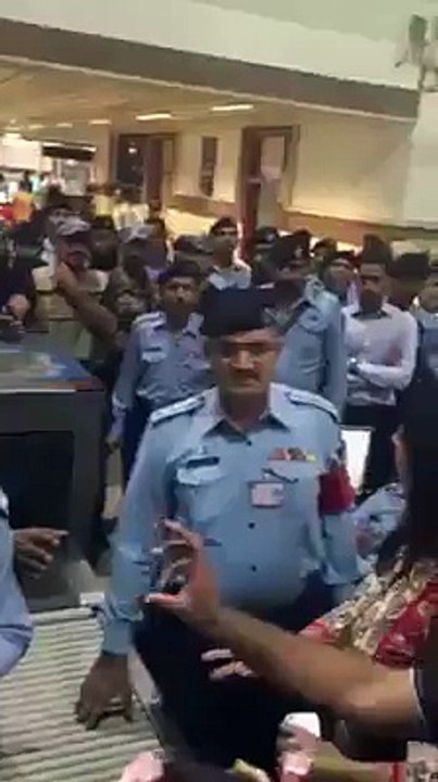 Lahore airport par go nawaz go kay naray