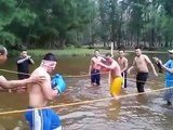 idiotas peleando con los ojos tapados