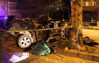 Ağaca Çarpan Otomobil Hurdaya Döndü: 1 Ölü 1 Yaralı