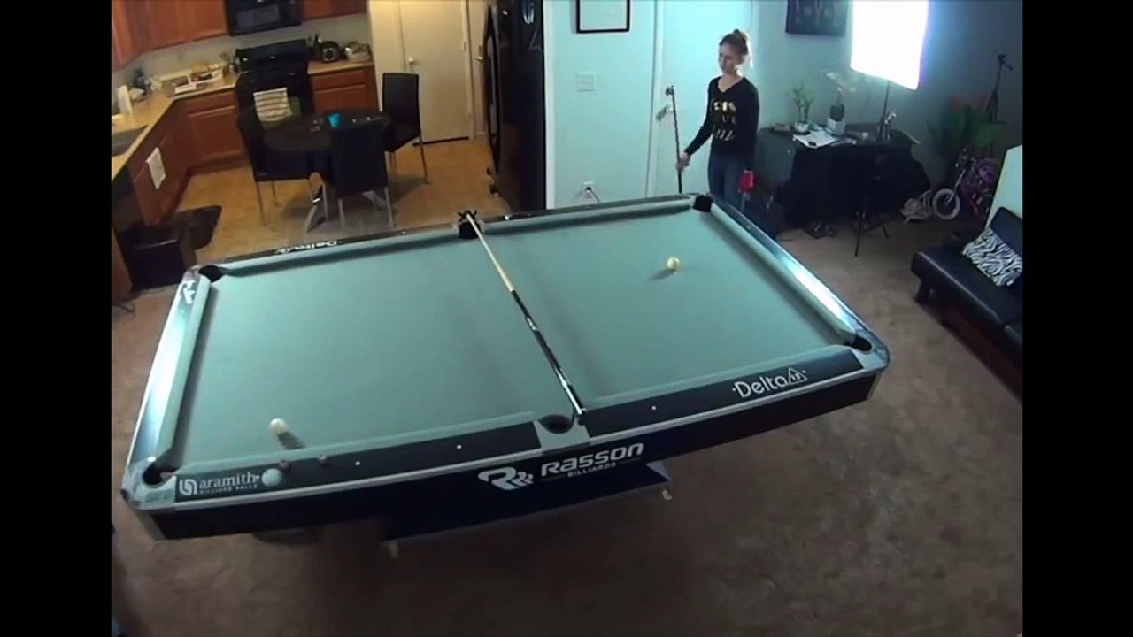 Kız arkadaşı bilardo masasında...