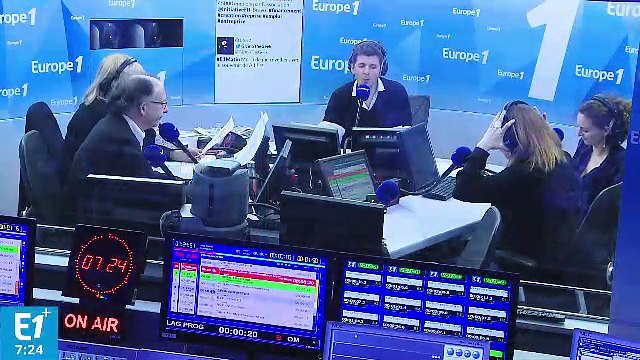 Amanda Lear : Et les Français, ça les fait pas chier que t'aies encaissé 800.000 balles pour couper deux galettes des Rois, Penelope ?