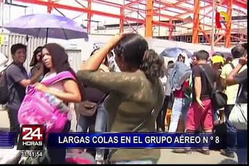 Cientos de personas hacen colas para viajar en vuelos de apoyo