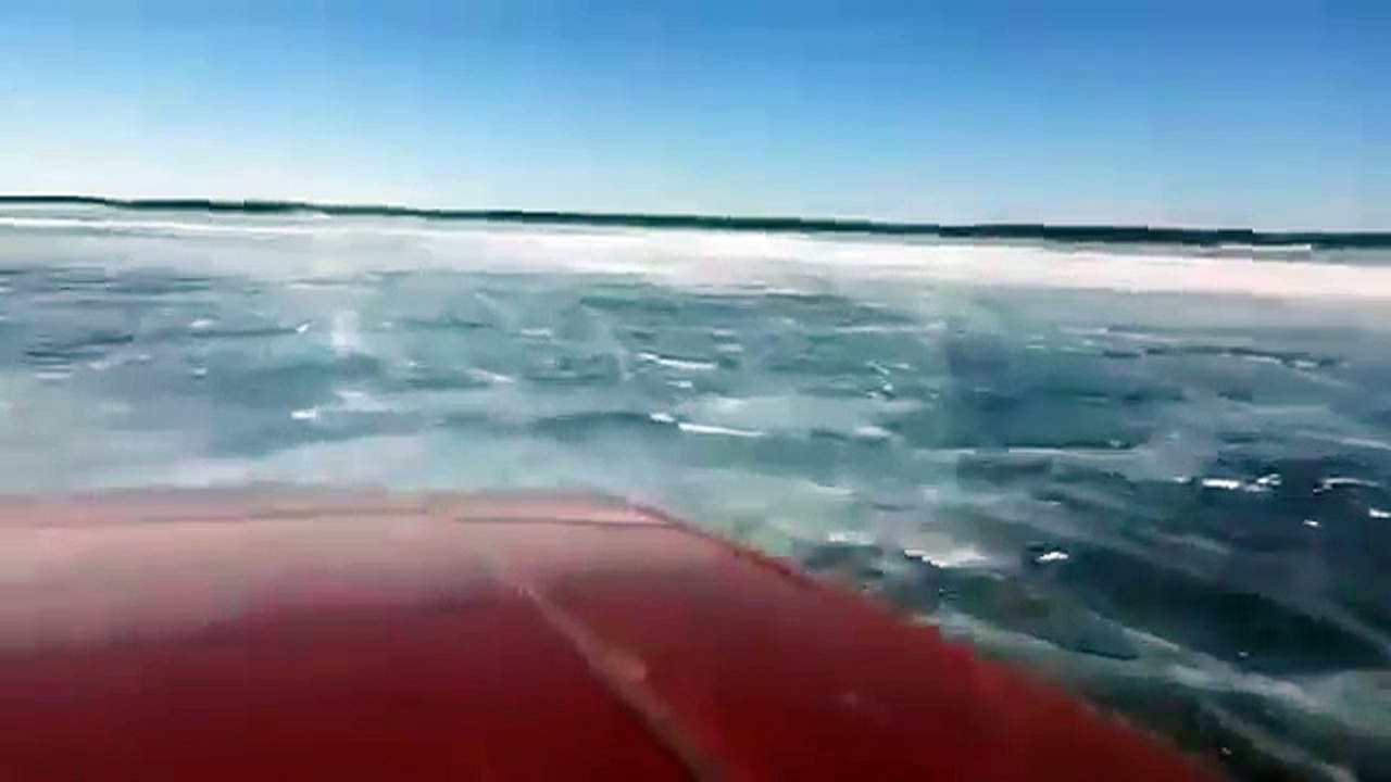 Ce couple roule sur un lac gelé quand soudain la voiture passe à travers la glace