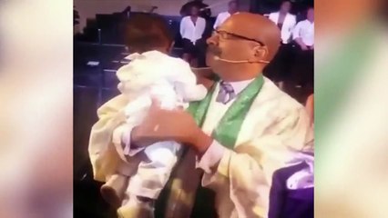 Ce Bébé se prend pour une star pendant son bapteme