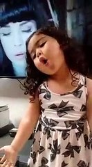 Cette fillette imite son idole et chante merveilleusement bien