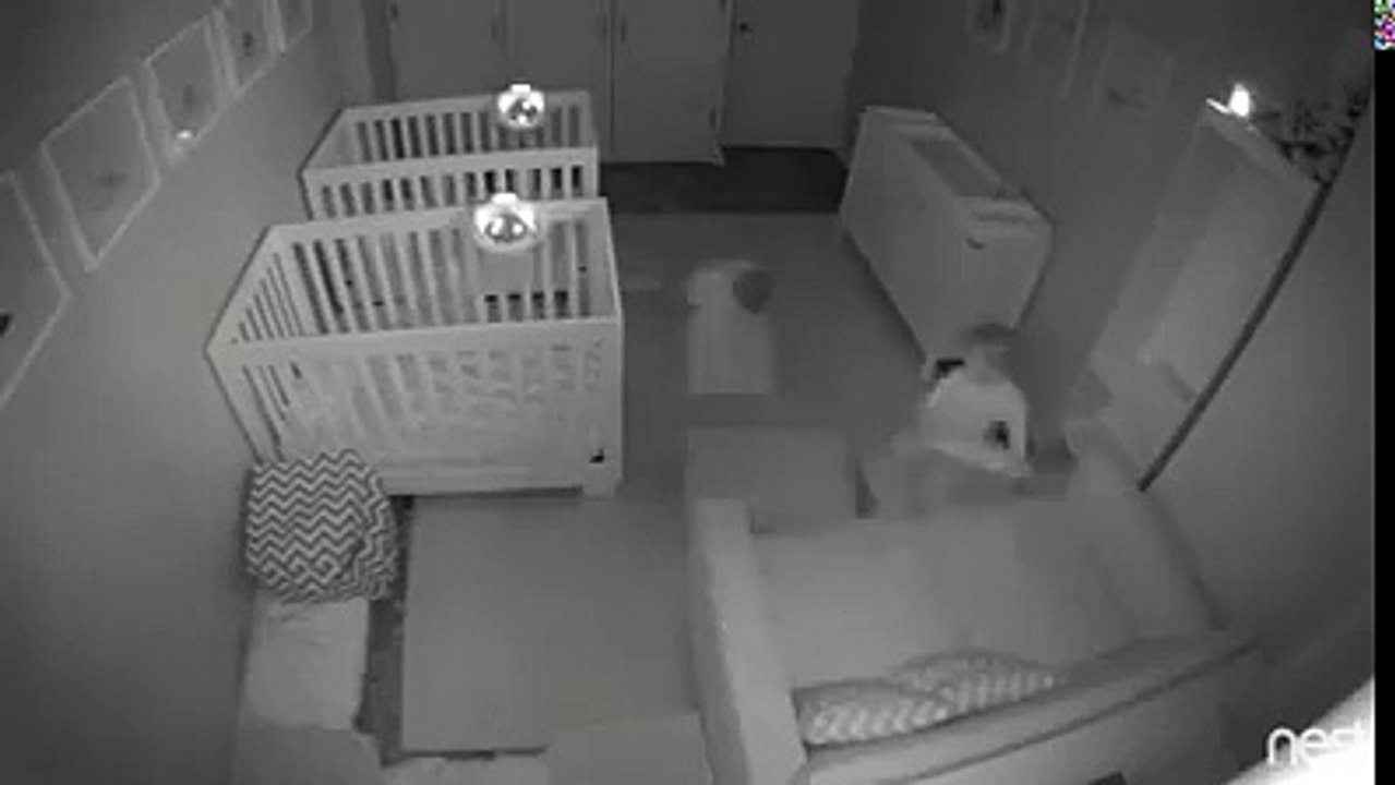 Ces jumeaux de deux ans déménagent leur chambre